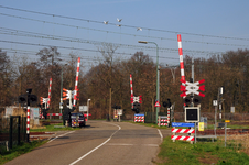 832588 Gezicht op de spoorwegovergang in de Voordorpsedijk te Utrecht, met op de achtergrond de Bastionweg.